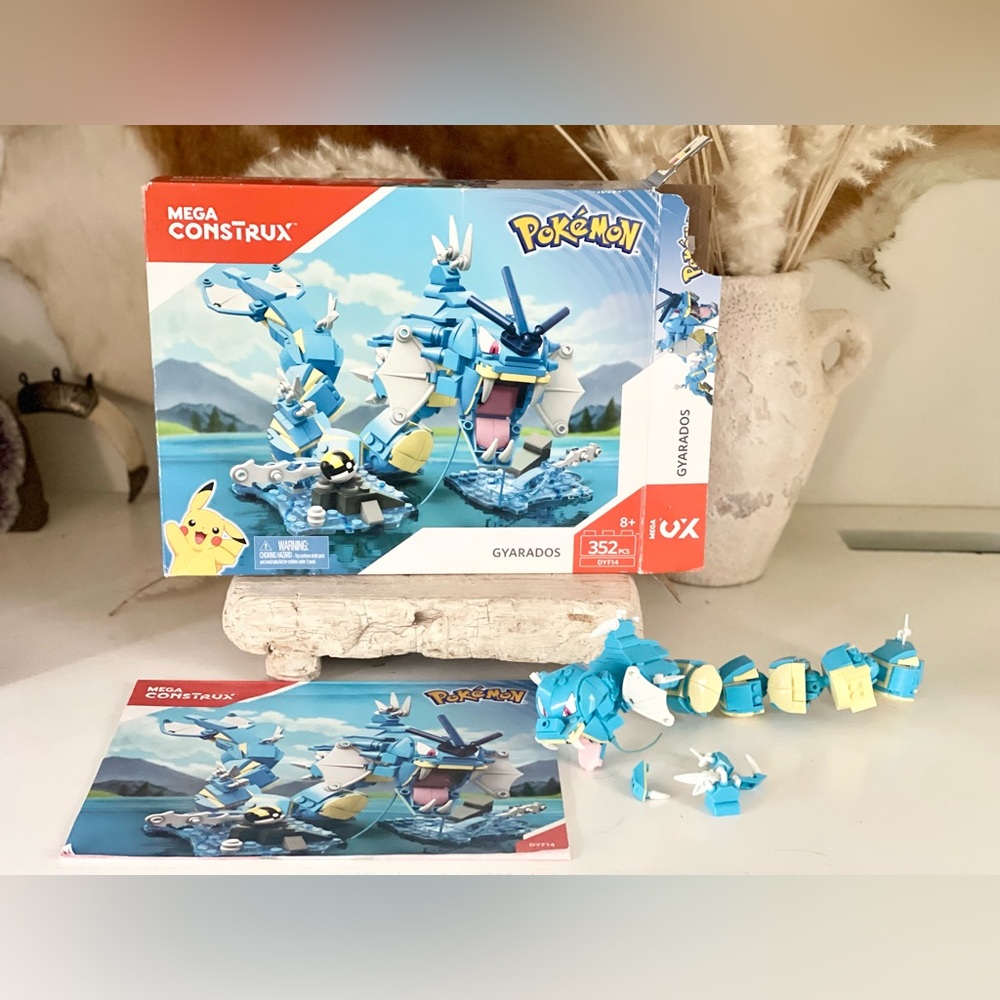 POKÉMON | 2017 Mega Construx Gyarados Building Set - Open